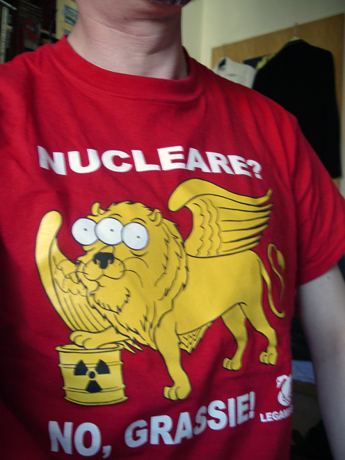 &raquo;Nucleare? No, Grassia!&laquo;-T-Shirt der ›Legambiente‹ Italiens.